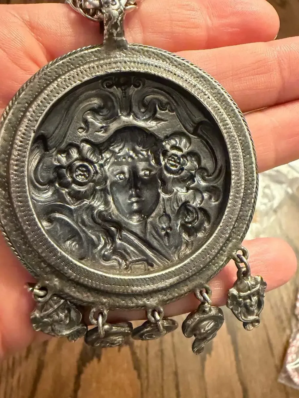 Medallion Necklace Art Nouveau, Face l Pendant Rhinestones & Charms, Silvertone